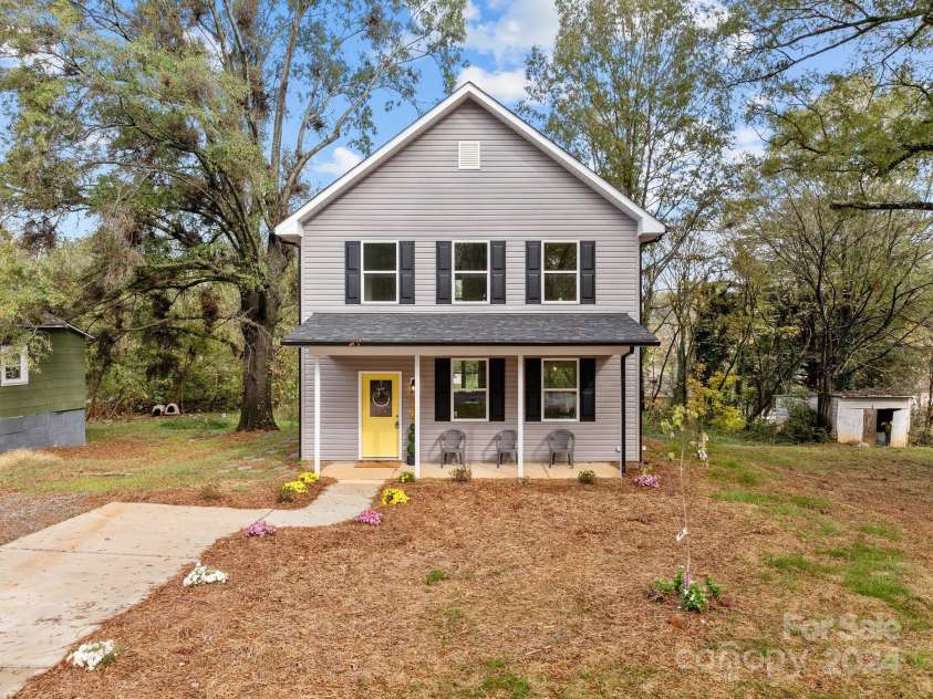 310 New Bern Avenue, Statesville, NC 28677.  MLS# CAR4120279, YatesRealty ID 1352. 