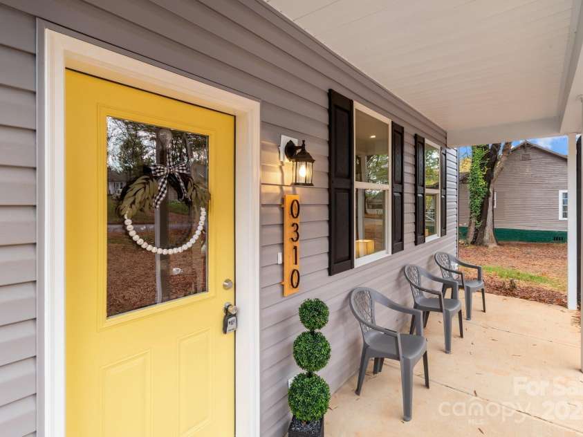 310 New Bern Avenue, Statesville, NC 28677.  MLS# CAR4120279, YatesRealty ID 1352. Front Porch