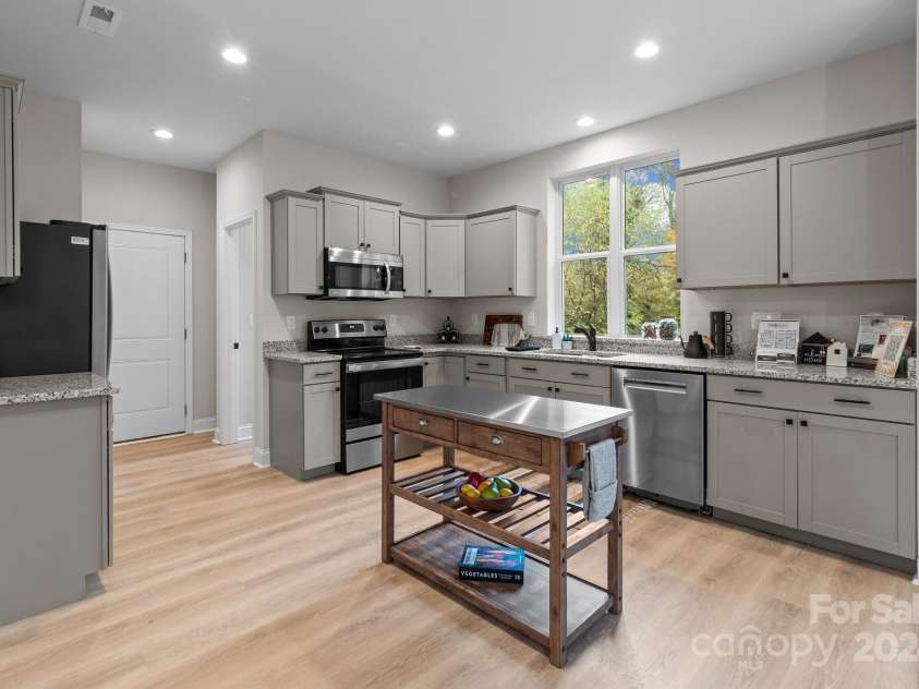 310 New Bern Avenue, Statesville, NC 28677.  MLS# CAR4120279, YatesRealty ID 1352. Kitchen