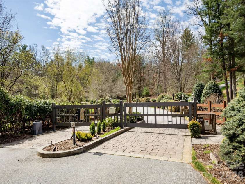 72 Dusky Court, Hendersonville, NC 28739.  MLS# CAR4372046, YatesRealty ID 13520. 