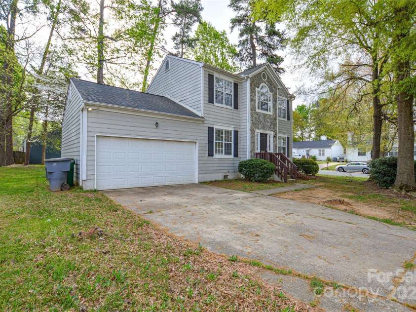 6020 Running Deer Road, Charlotte, NC 28214.  MLS# CAR4242567, YatesRealty ID 13521. 