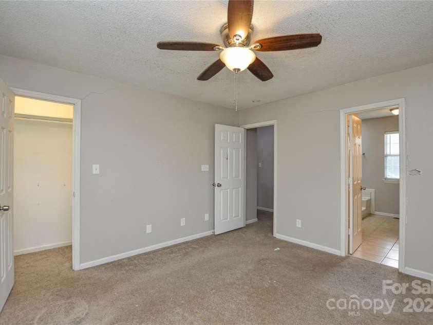 6020 Running Deer Road, Charlotte, NC 28214.  MLS# CAR4242567, YatesRealty ID 13521. 