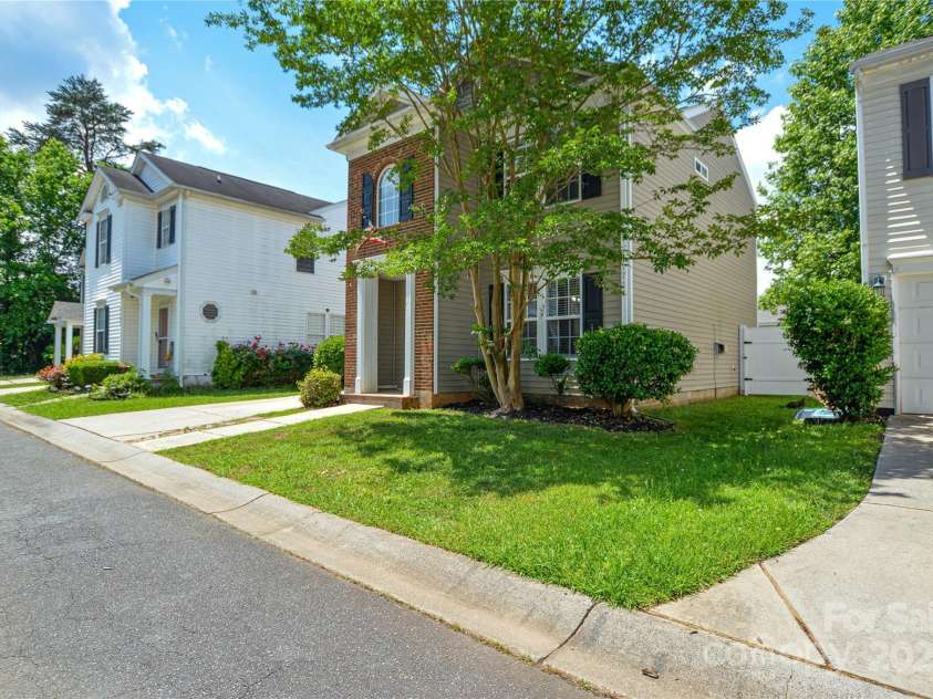 7711 Brisbane Court, Charlotte, NC 28215.  MLS# CAR4257259, YatesRealty ID 13522. 