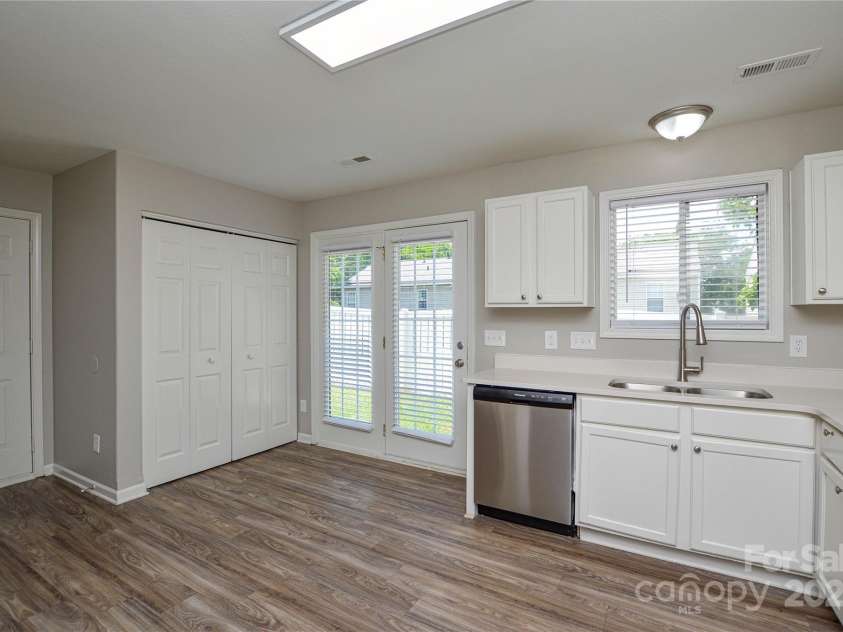 7711 Brisbane Court, Charlotte, NC 28215.  MLS# CAR4257259, YatesRealty ID 13522. 