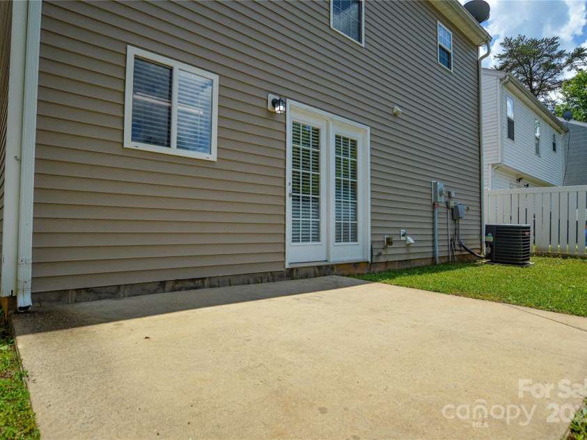 7711 Brisbane Court, Charlotte, NC 28215.  MLS# CAR4257259, YatesRealty ID 13522. 