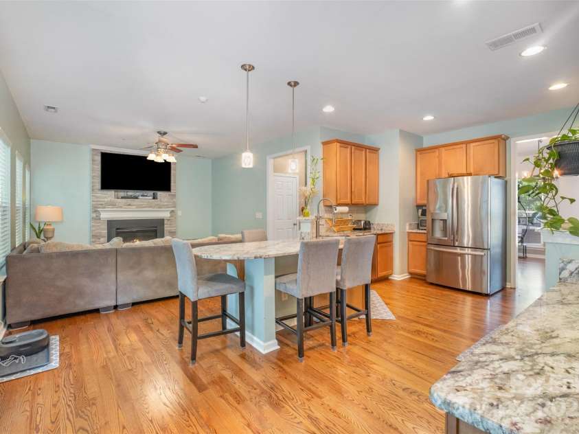 812 Thornapple Court, Lake Wylie, SC 29710.  MLS# CAR4255340, YatesRealty ID 13527. 