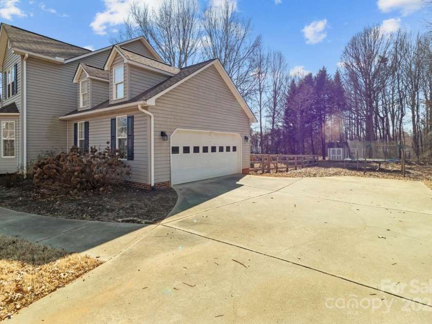 697 Maple Ridge Circle, Salisbury, NC 28147.  MLS# CAR4205711, YatesRealty ID 1353. 2 car garage and plenty of driveway space