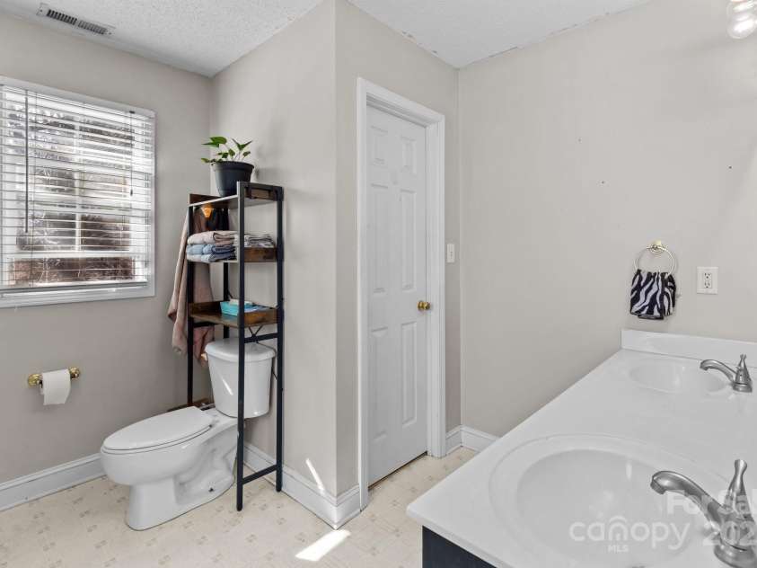 697 Maple Ridge Circle, Salisbury, NC 28147.  MLS# CAR4205711, YatesRealty ID 1353. 