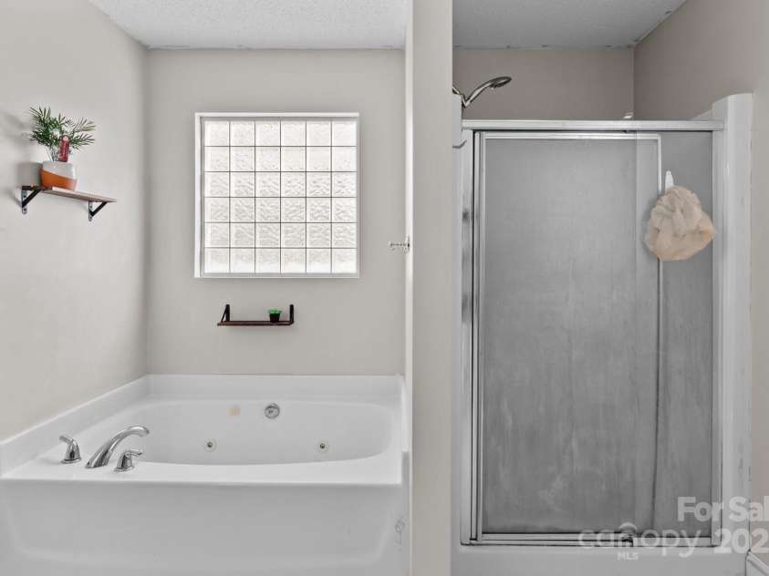 697 Maple Ridge Circle, Salisbury, NC 28147.  MLS# CAR4205711, YatesRealty ID 1353. Garden tub and shower