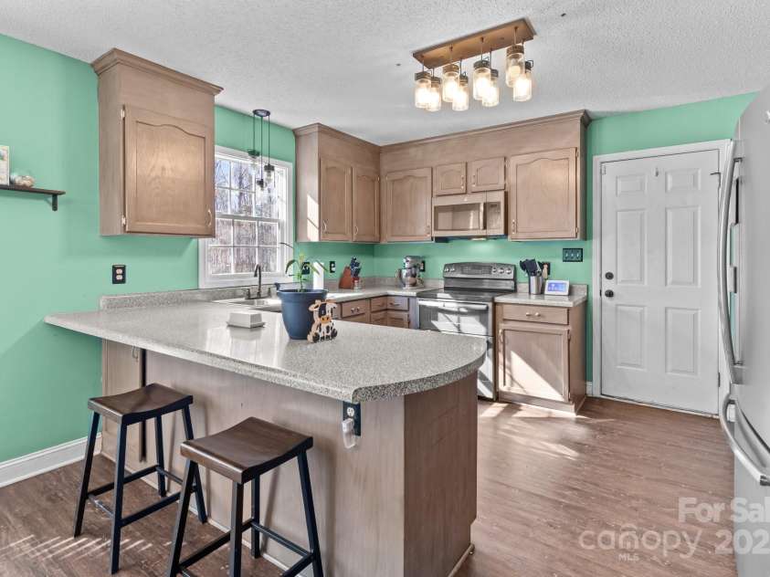 697 Maple Ridge Circle, Salisbury, NC 28147.  MLS# CAR4205711, YatesRealty ID 1353. Generous breakfast bar