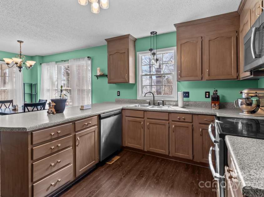 697 Maple Ridge Circle, Salisbury, NC 28147.  MLS# CAR4205711, YatesRealty ID 1353. Lots of cabinet and counter space