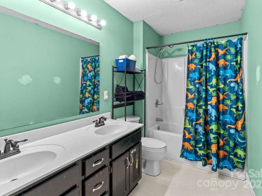 697 Maple Ridge Circle, Salisbury, NC 28147.  MLS# CAR4205711, YatesRealty ID 1353. Secondary bathroom