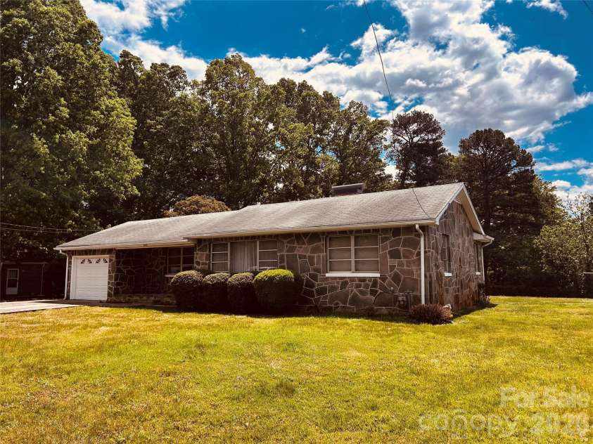 2525 13th Avenue, Hickory, NC 28602.  MLS# CAR4370819, YatesRealty ID 13531. 