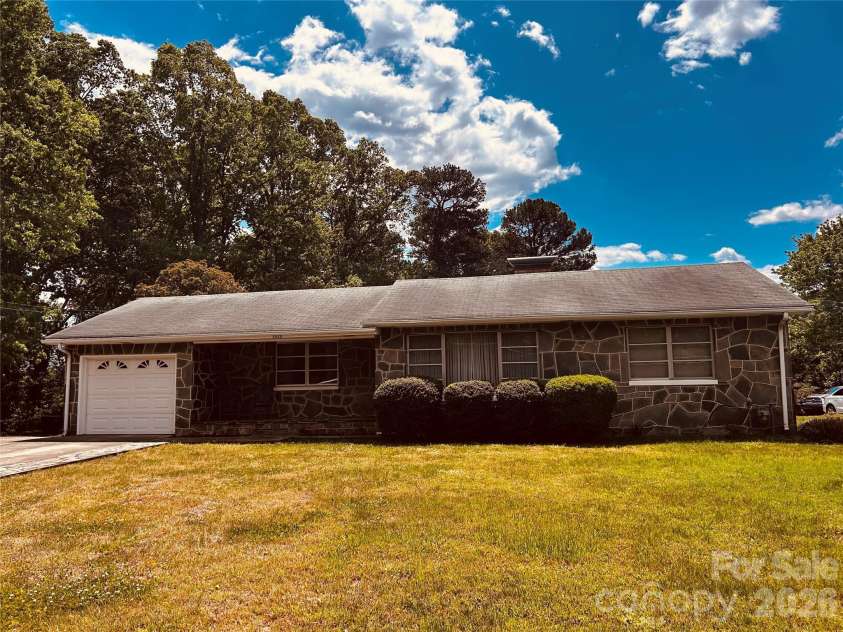 2525 13th Avenue, Hickory, NC 28602.  MLS# CAR4370819, YatesRealty ID 13531. 