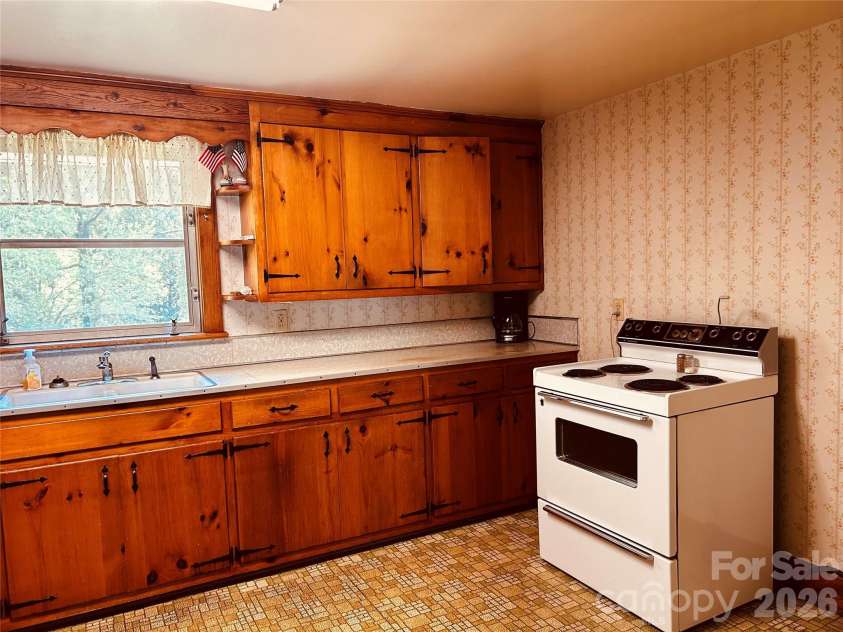 2525 13th Avenue, Hickory, NC 28602.  MLS# CAR4370819, YatesRealty ID 13531. 