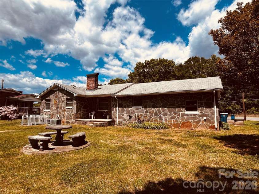 2525 13th Avenue, Hickory, NC 28602.  MLS# CAR4370819, YatesRealty ID 13531. 
