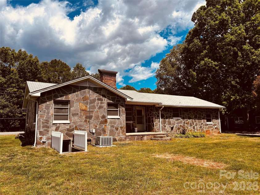 2525 13th Avenue, Hickory, NC 28602.  MLS# CAR4370819, YatesRealty ID 13531. 