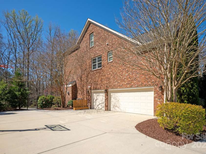 409 Running Horse Lane, Waxhaw, NC 28173.  MLS# CAR4222775, YatesRealty ID 13532. 
