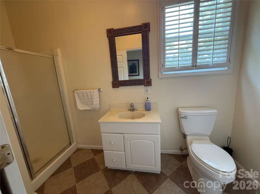 357 Lentz Landing Lane, Nebo, NC 28761.  MLS# CAR4351177, YatesRealty ID 13536. Main floor bath