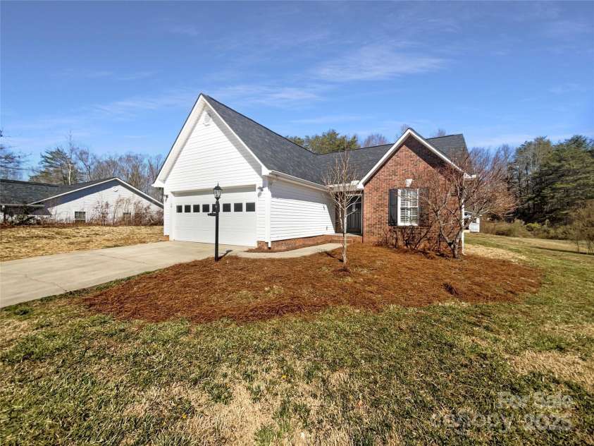 807 Limerick Drive, Dallas, NC 28034.  MLS# CAR4227749, YatesRealty ID 13536. 