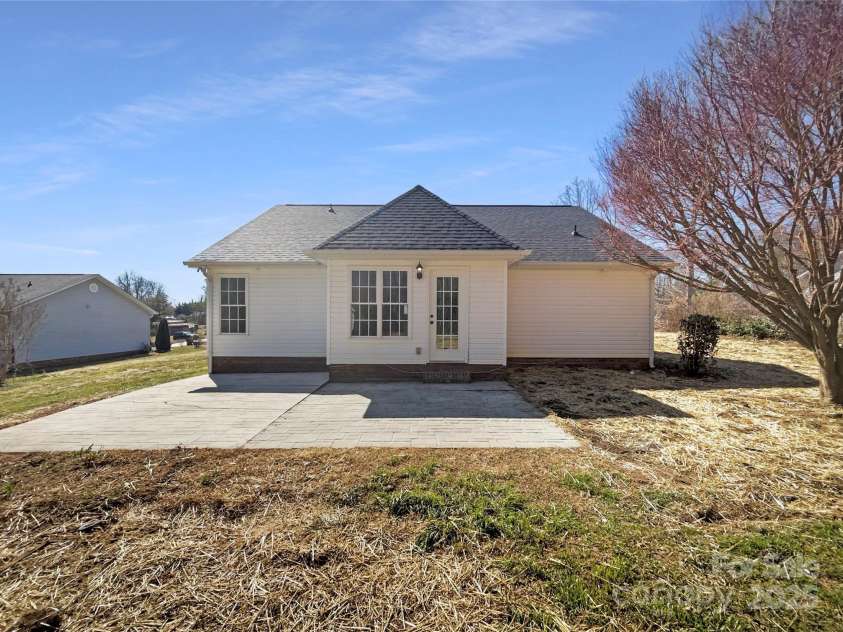 807 Limerick Drive, Dallas, NC 28034.  MLS# CAR4227749, YatesRealty ID 13536. 