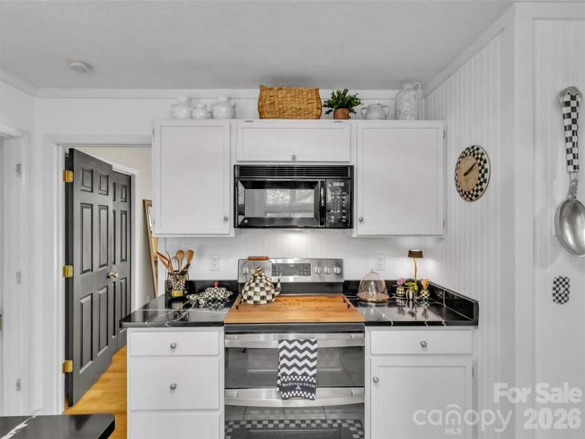 211 Rustic Road, Waynesville, NC 28786.  MLS# CAR4371760, YatesRealty ID 13537. Double Ovens