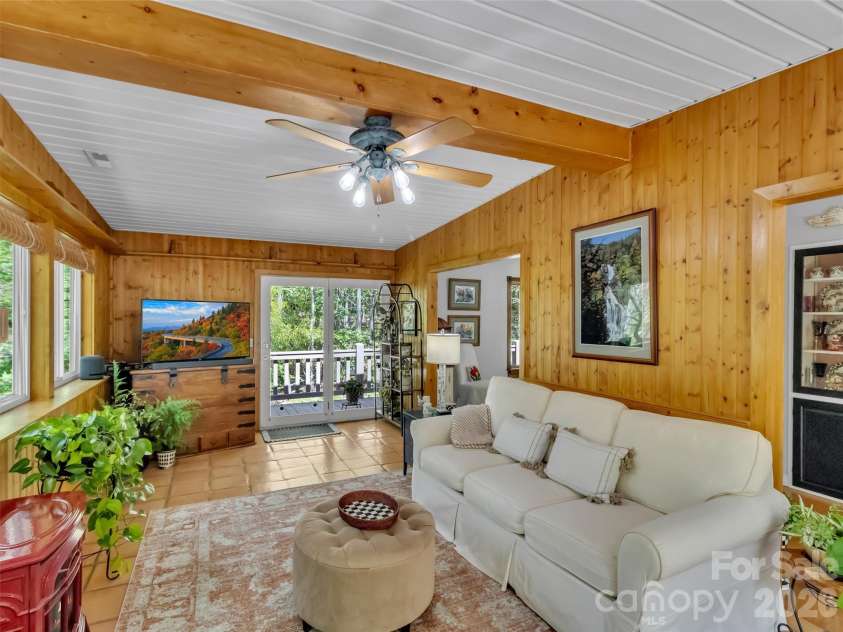 211 Rustic Road, Waynesville, NC 28786.  MLS# CAR4371760, YatesRealty ID 13537. Warm Great Room