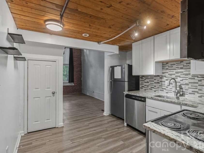 201 Hoskins Road, Charlotte, NC 28208.  MLS# CAR4360036, YatesRealty ID 13538. 