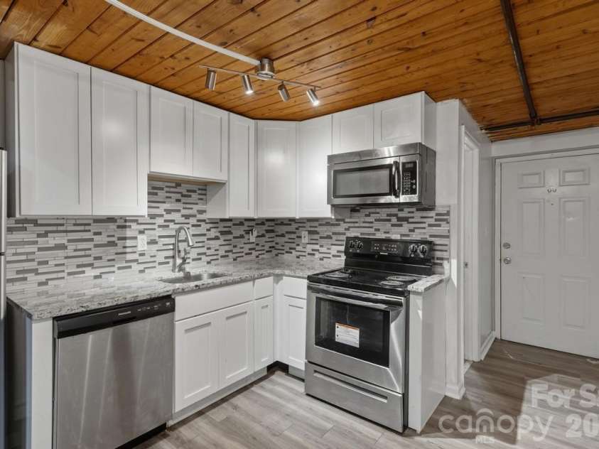 201 Hoskins Road, Charlotte, NC 28208.  MLS# CAR4360036, YatesRealty ID 13538. 