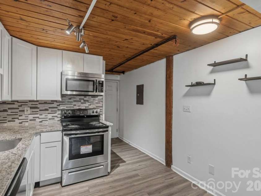 201 Hoskins Road, Charlotte, NC 28208.  MLS# CAR4360036, YatesRealty ID 13538. 