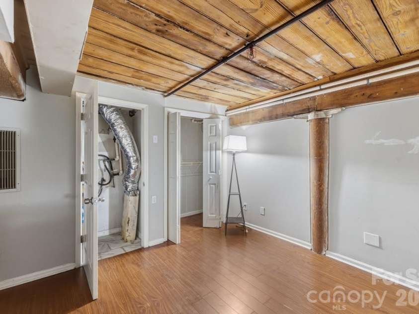 201 Hoskins Road, Charlotte, NC 28208.  MLS# CAR4360036, YatesRealty ID 13538. 