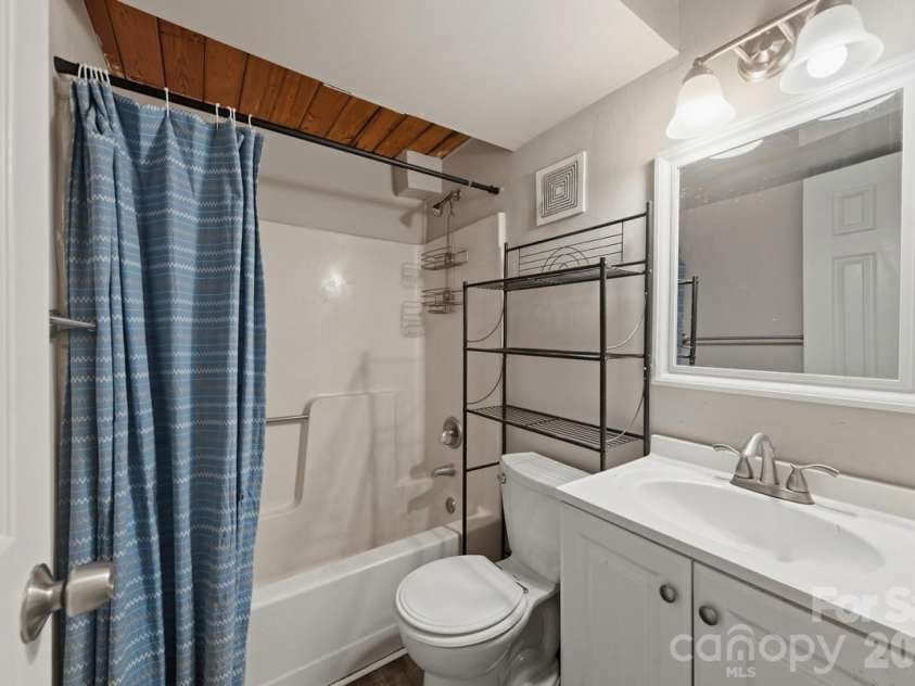 201 Hoskins Road, Charlotte, NC 28208.  MLS# CAR4360036, YatesRealty ID 13538. 