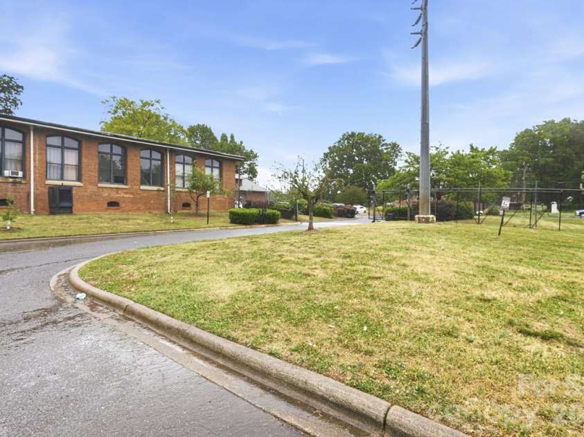 201 Hoskins Road, Charlotte, NC 28208.  MLS# CAR4360036, YatesRealty ID 13538. 