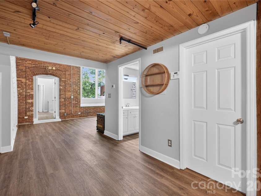 201 Hoskins Road, Charlotte, NC 28208.  MLS# CAR4400692, YatesRealty ID 13538. 