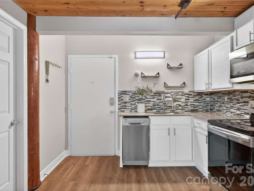 201 Hoskins Road, Charlotte, NC 28208.  MLS# CAR4400692, YatesRealty ID 13538. 