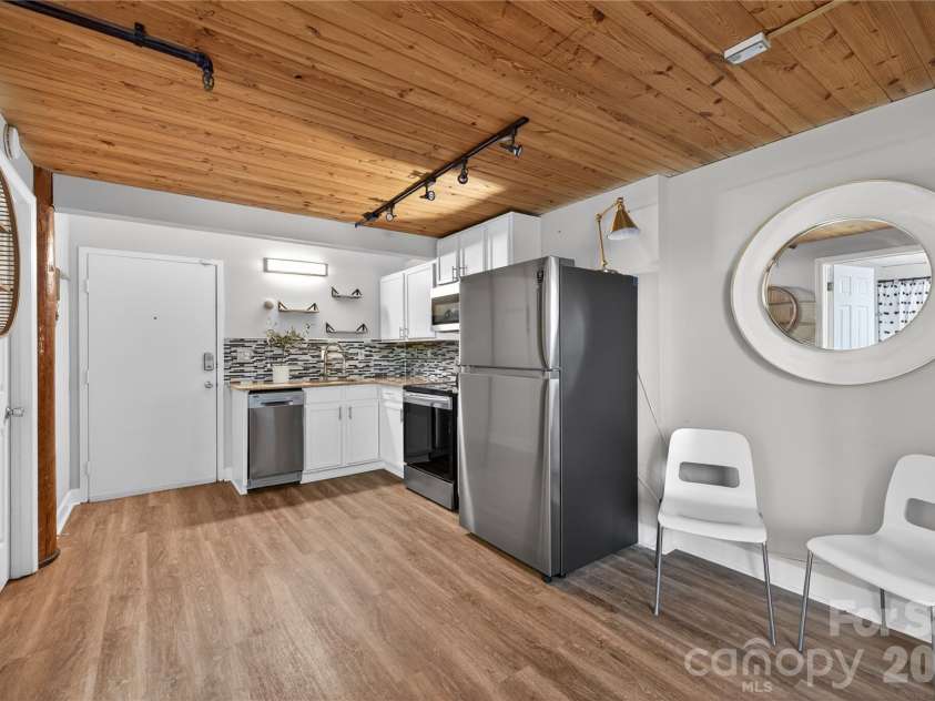 201 Hoskins Road, Charlotte, NC 28208.  MLS# CAR4400692, YatesRealty ID 13538. 