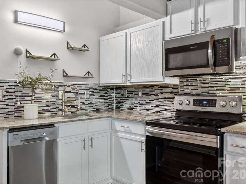 201 Hoskins Road, Charlotte, NC 28208.  MLS# CAR4400692, YatesRealty ID 13538. 