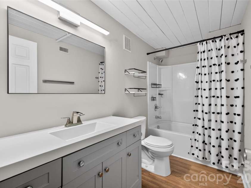 201 Hoskins Road, Charlotte, NC 28208.  MLS# CAR4400692, YatesRealty ID 13538. 