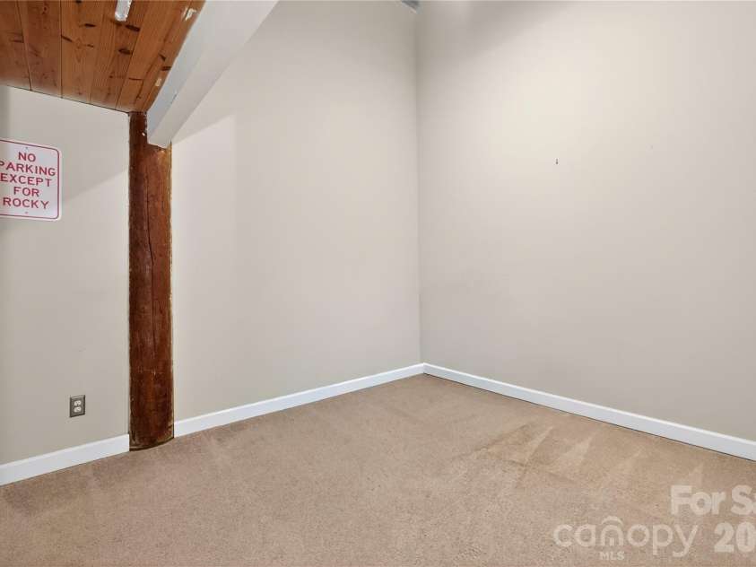 201 Hoskins Road, Charlotte, NC 28208.  MLS# CAR4400692, YatesRealty ID 13538. 