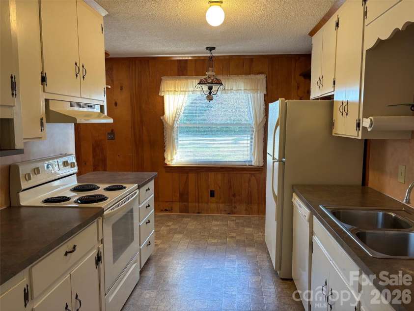 150 Old Georgia Road, Statesville, NC 28625.  MLS# CAR4324519, YatesRealty ID 1354. 