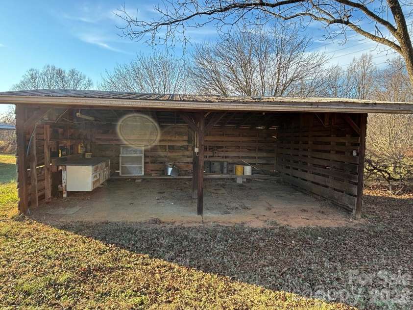 150 Old Georgia Road, Statesville, NC 28625.  MLS# CAR4324519, YatesRealty ID 1354. 