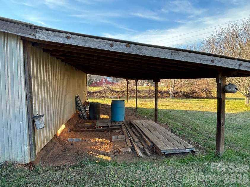 150 Old Georgia Road, Statesville, NC 28625.  MLS# CAR4324519, YatesRealty ID 1354. 