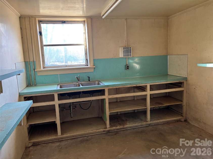 150 Old Georgia Road, Statesville, NC 28625.  MLS# CAR4324519, YatesRealty ID 1354. Basement kitchen 