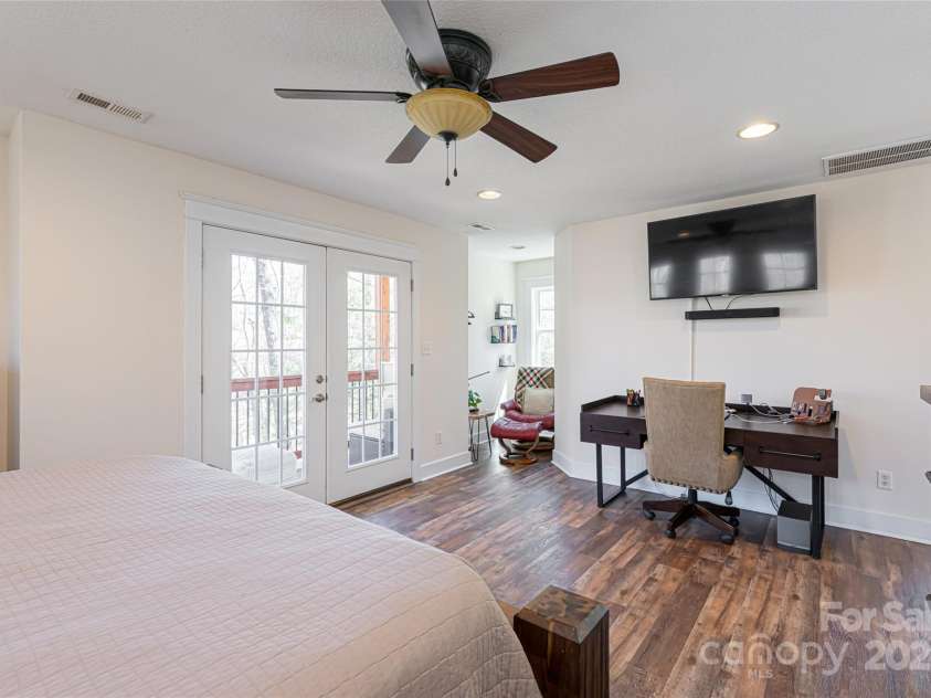 3 Angel Circle, Asheville, NC 28803.  MLS# CAR4238450, YatesRealty ID 13542. 