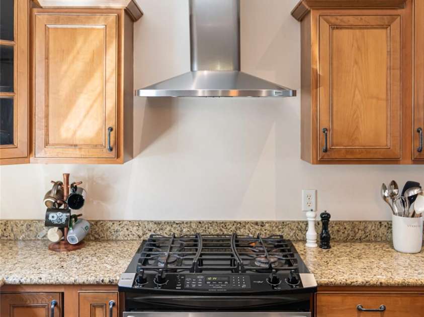 3 Angel Circle, Asheville, NC 28803.  MLS# CAR4238450, YatesRealty ID 13542. Gas range!!!