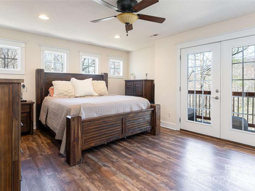 3 Angel Circle, Asheville, NC 28803.  MLS# CAR4238450, YatesRealty ID 13542. Primary Suite