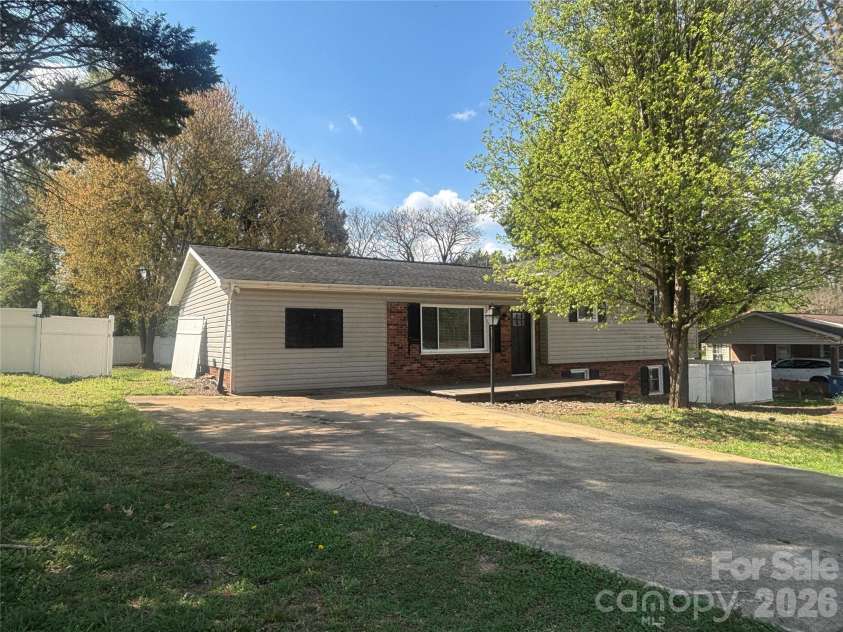 2618 32nd Avenue, Hickory, NC 28601.  MLS# CAR4360944, YatesRealty ID 13543. 