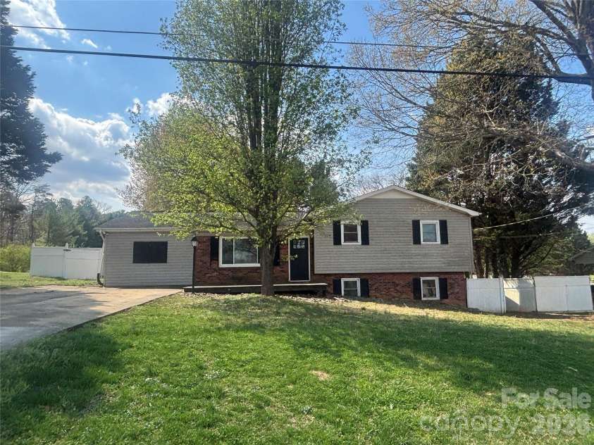 2618 32nd Avenue, Hickory, NC 28601.  MLS# CAR4360944, YatesRealty ID 13543. 