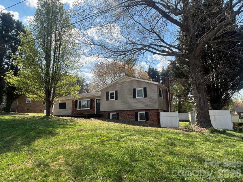 2618 32nd Avenue, Hickory, NC 28601.  MLS# CAR4360944, YatesRealty ID 13543. 