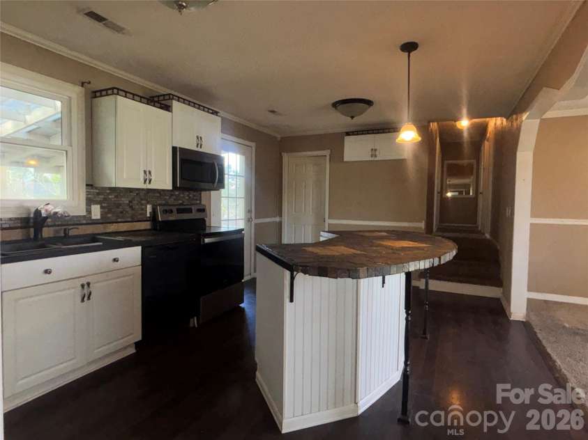 2618 32nd Avenue, Hickory, NC 28601.  MLS# CAR4360944, YatesRealty ID 13543. 